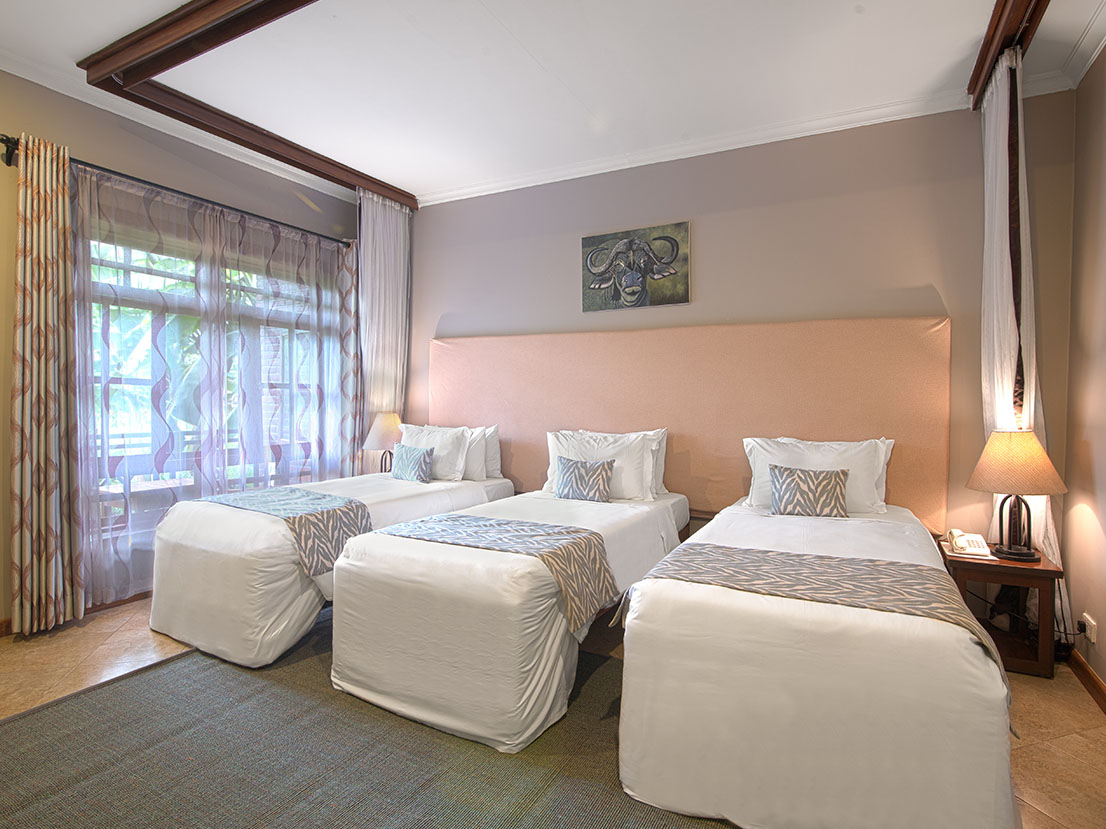 Airport-Planet Lodge Family-room-2-Triple-Room-with-3-single-beds